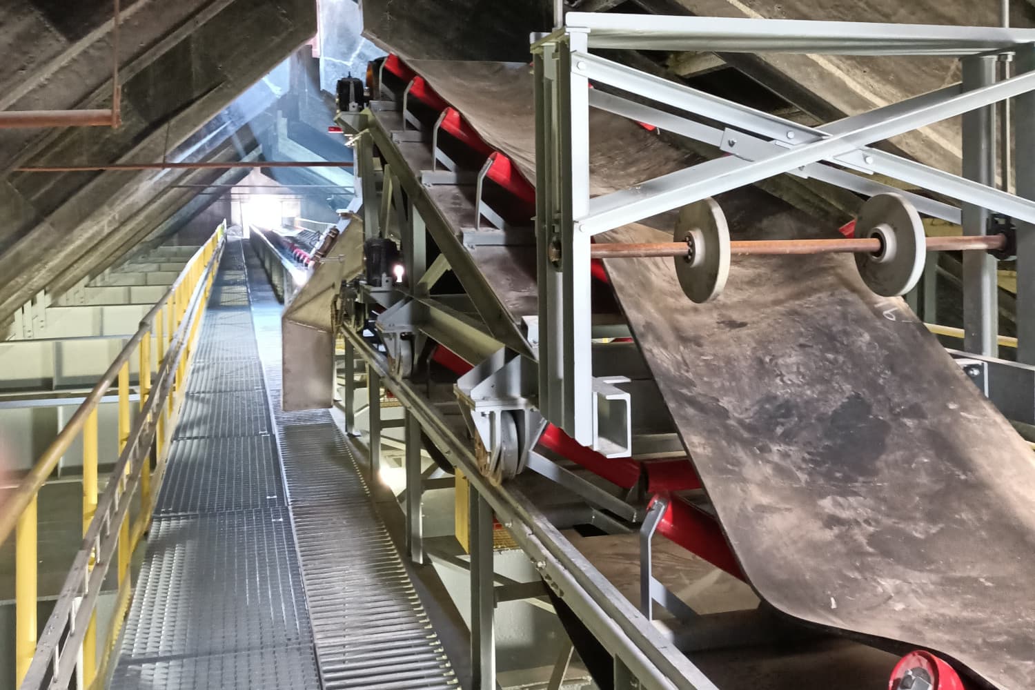 Bağfaş, Stok Silo Besleme Triper Konveyörü
